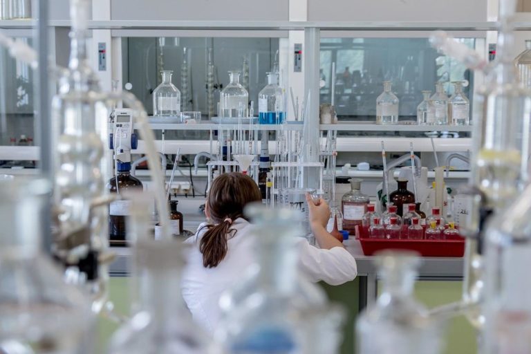 Kto w naszym kraju sprzedaje znakomitą aparaturę laboratoryjną?