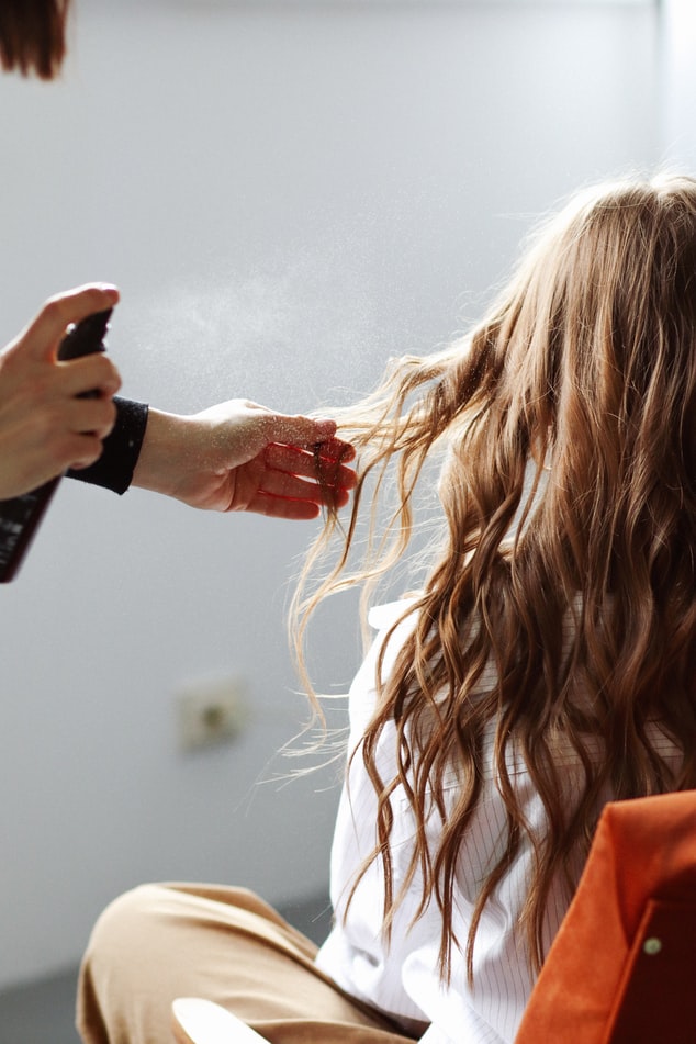 Trendy w Fryzurach Damskich na Ten Sezon: Znajdź Inspirację u Fryzjera Damskiego