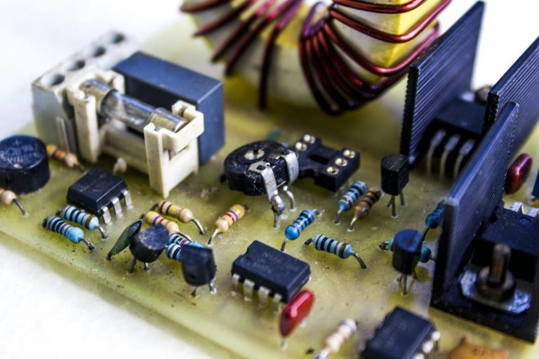 Modernizacja instalacji w bloku i kamienicy: dlaczego profesjonalne usługi elektryczne w poznaniu to inwestycja w bezpieczeństwo?